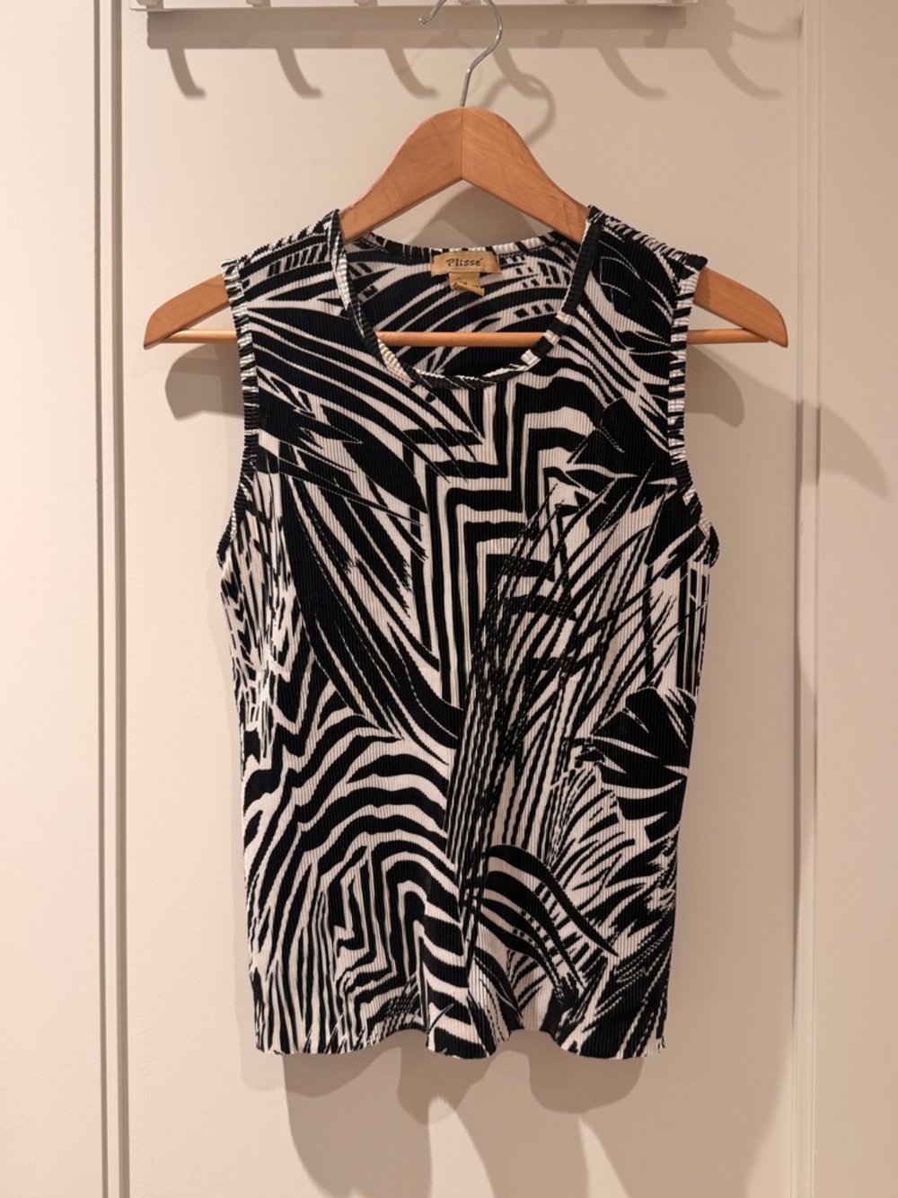 Vintage Sleeveless Black & White Geometric Print Tank Top by Plisse